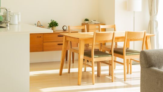 Lange Hängeleuchten für stilvolle Deckenbeleuchtung
