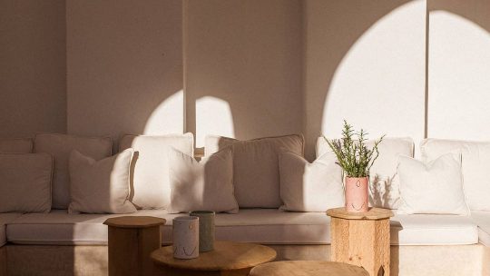 Schwarze Stehlampe für einen modernen Wohnraum