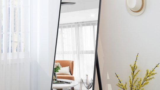 Glamouröses Design mit goldenen Schalenlampen