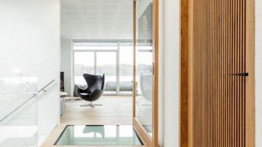 Moderne abgehängte Decke für zeitgemäße Raumgestaltung.