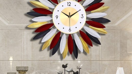 Stilvoll beleuchtet: Perspex Stehlampe als Blickfang im Raum