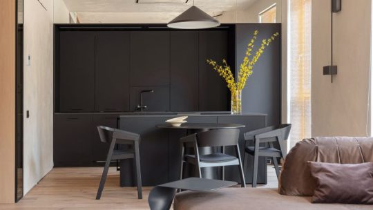 Schwarzer Kegel Lampenschirm: Ein stilvolles Accessoire für jedes Zimmer.