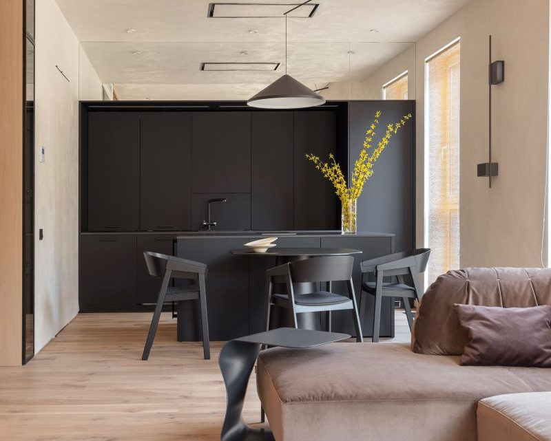 Schwarzer Kegel Lampenschirm: Ein stilvolles Accessoire für jedes Zimmer.