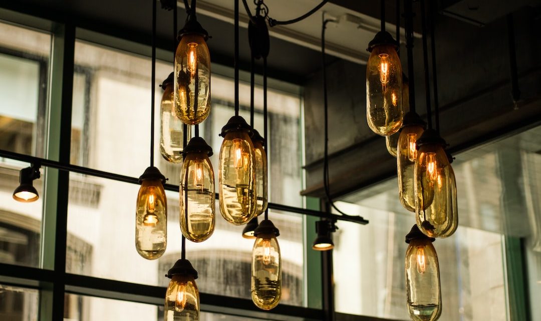 Glänzende Eleganz: Die Schönheit der metallischen Goldlampe