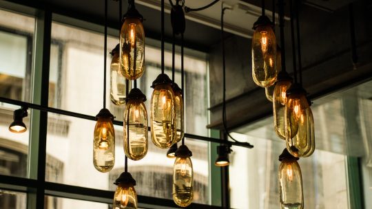 Glänzende Eleganz: Die Schönheit der metallischen Goldlampe