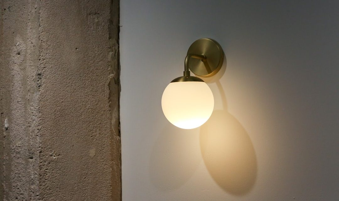 Moderne Beleuchtung mit Design-Stehleuchte