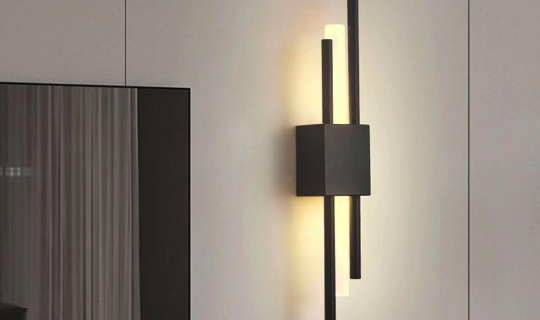 Minimalistische Korridorbeleuchtung mit mattschwarzer Wandleuchte
