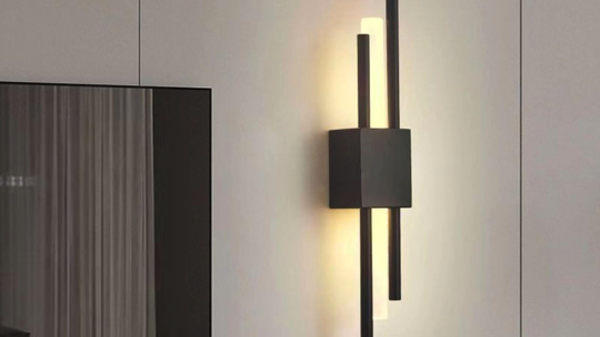 Minimalistische Korridorbeleuchtung mit mattschwarzer Wandleuchte