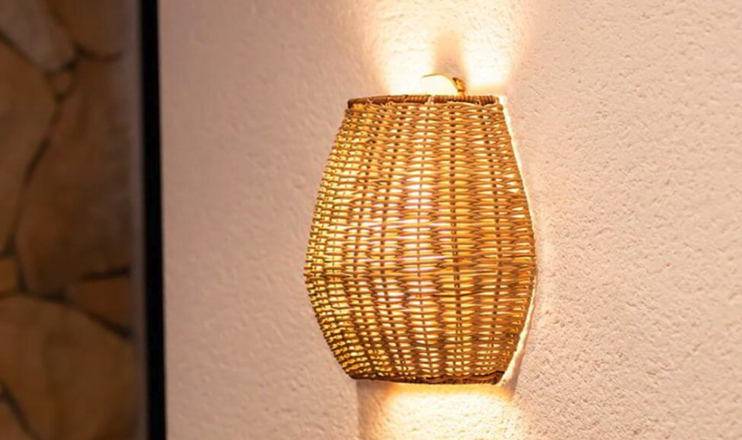 Rattan-Wandlampe für bohemian Lounge Bereich