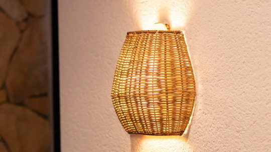 Rattan-Wandlampe für bohemian Lounge Bereich