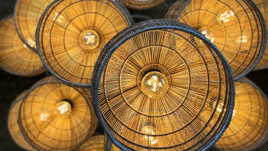Rattan Pendelleuchte für gemütliche Küstenecke