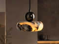 Elegante Pendelleuchte mit Marmorsockel im Retro-Modern-Stil