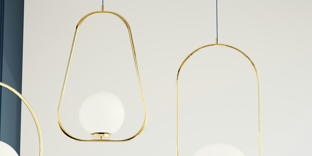 Elegante Pendelleuchte mit Marmorsockel im Retro-Modern-Stil